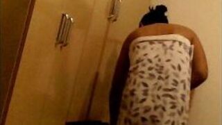 hottie coming out of the bath - porn video